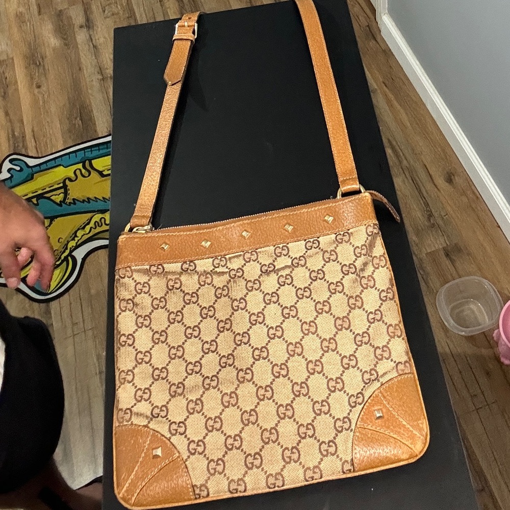 GUCCI MONOGRAM / TAN TOTE
SHOULDER BAG W/STUDS & ADJUSTABLE STRAP